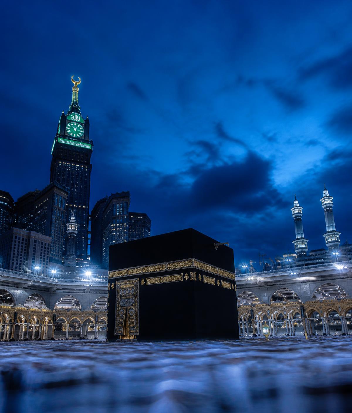 Kaaba di Masjidil Haram Makkah saat biru senja